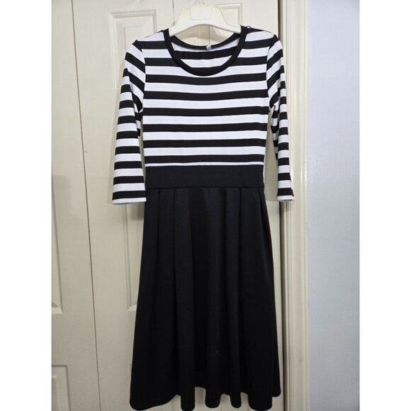 Black & White Striped Fit & Flare Dress With 3/4 Sleeves Size Small Polyester & - Picture 1 of 4